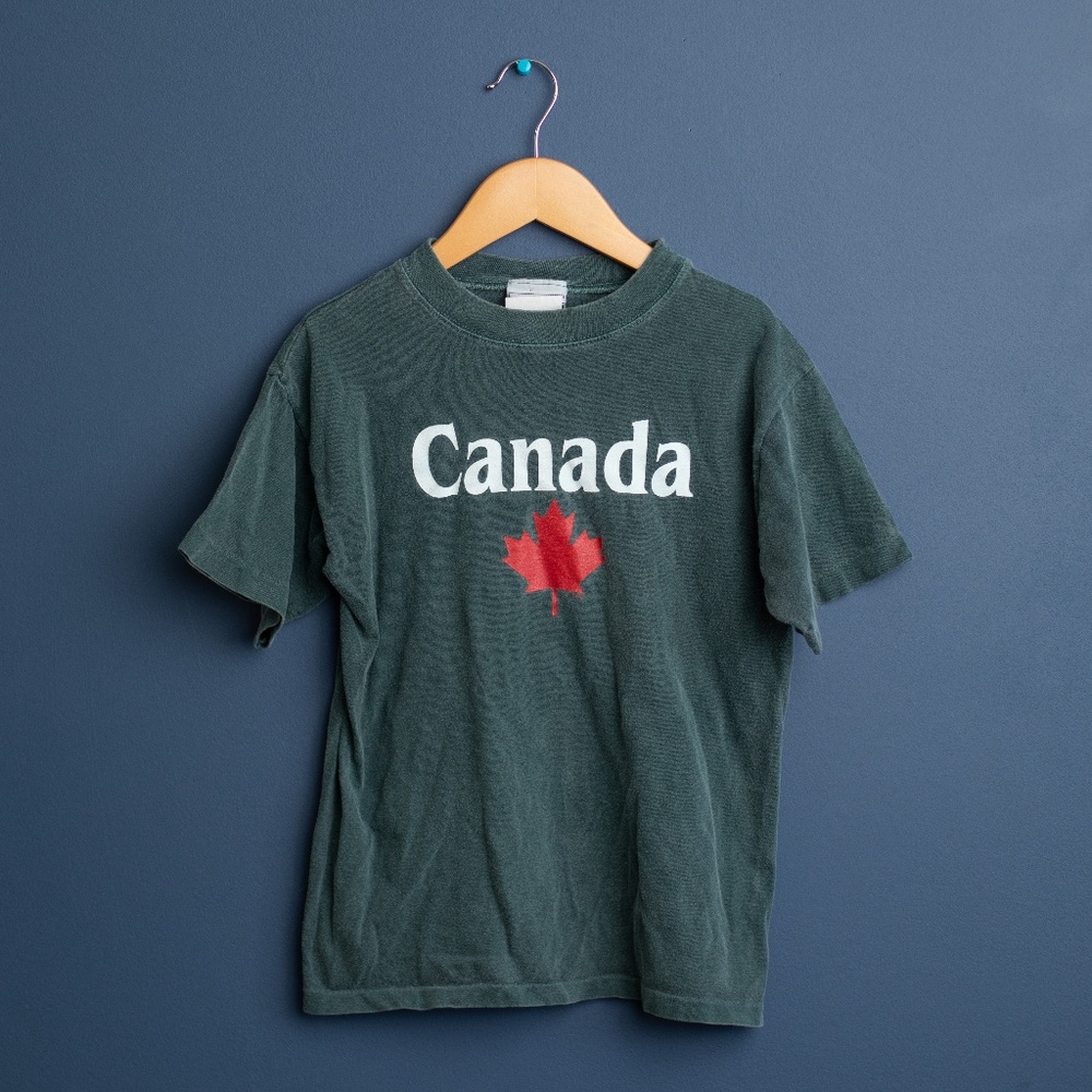 2/$20- VINTAGE Canada graphic t-shirt